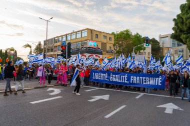 Hayfa, İsrail - 25 Mart 2023: Hayfa, İsrail 'de antidemokratik olduğunu iddia eden yeni hükümetin planlarına karşı çeşitli pankart, pankart ve bayraklarla protesto yürüyüşü