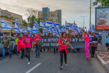 Hayfa, İsrail - 25 Mart 2023: Hayfa, İsrail 'de antidemokratik olduğunu iddia eden yeni hükümetin planlarına karşı çeşitli pankart, pankart ve bayraklarla protesto yürüyüşü