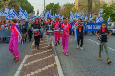 Hayfa, İsrail - 25 Mart 2023: Hayfa, İsrail 'de antidemokratik olduğunu iddia eden yeni hükümetin planlarına karşı çeşitli pankart, pankart ve bayraklarla protesto yürüyüşü