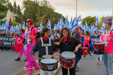 Hayfa, İsrail - 25 Mart 2023: Hayfa, İsrail 'de antidemokratik olduğunu iddia eden yeni hükümetin planlarına karşı çeşitli pankart, pankart ve bayraklarla protesto yürüyüşü