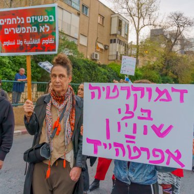 Hayfa, İsrail - 25 Mart 2023: Hayfa, İsrail 'de antidemokratik olduğunu iddia eden yeni hükümetin planlarına karşı çeşitli pankart, pankart ve bayraklarla protesto yürüyüşü