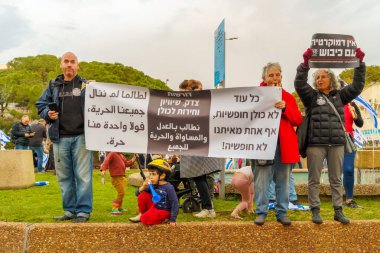 Hayfa, İsrail - 25 Mart 2023: Hayfa, İsrail 'de antidemokratik olduğunu iddia eden yeni hükümetin planlarına karşı çeşitli pankart, pankart ve bayraklarla protesto yürüyüşü