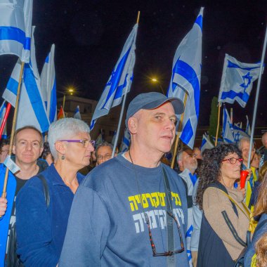 Hayfa, İsrail - 25 Mart 2023: Çeşitli tabela ve bayraklı protestocular, İsrail 'in Hayfa kentinde anti-demokratik olduğunu iddia eden yeni hükümetin planlarına karşı düzenlenen gösteriye katıldılar.