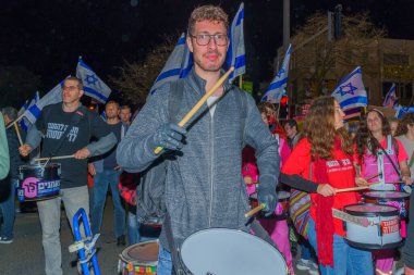 Hayfa, İsrail - 25 Mart 2023: Çeşitli tabela ve bayraklı protestocular, İsrail 'in Hayfa kentinde anti-demokratik olduğunu iddia eden yeni hükümetin planlarına karşı düzenlenen gösteriye katıldılar.