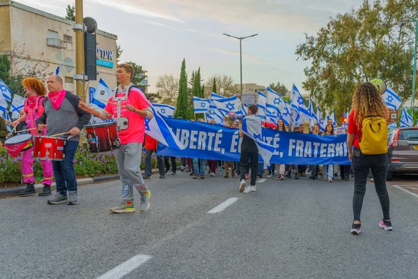 Hayfa, İsrail - 25 Mart 2023: Hayfa, İsrail 'de antidemokratik olduğunu iddia eden yeni hükümetin planlarına karşı çeşitli pankart, pankart ve bayraklarla protesto yürüyüşü