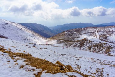 Neve Ativ, İsrail - 18 Ocak 2023: Hermon Dağı 'nın Kuzey İsrail' deki Golan Tepeleri 'nin kuzey kesiminde ziyaretçilerle karlı manzarası