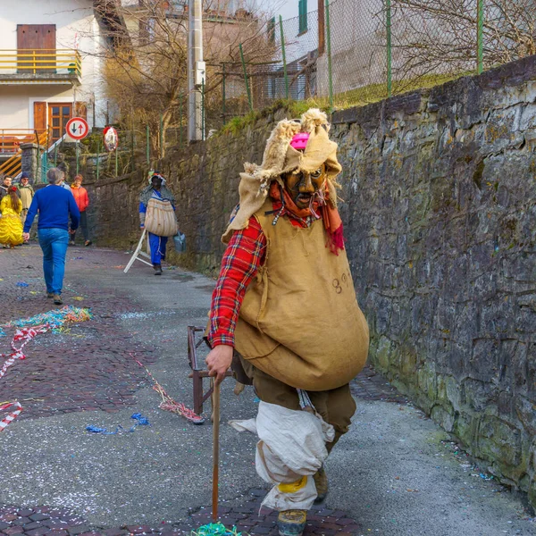 イタリアのシニャーノ 2023年2月18日 伝統的な衣装やマスク シニャーノ コモ湖 ロンバルディア 北イタリアの伝統的なカーニバルの一部に参加 — ストック写真
