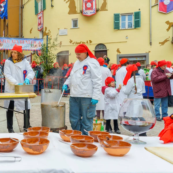 Ivrea, İtalya - 19 Şubat 2023: İnsanlar Ivrea, Piedmont, Kuzey İtalya 'nın tarihi karnavalı olan fasulye çorbası ve diğer yiyecekleri hazırlıyorlar.