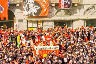 Ivrea, İtalya - 19 Şubat 2023: Kasaba meydanındaki Portakal Muharebesi (Piazza di Citta), Ivrea, Piedmont, Kuzey İtalya 'daki tarihi karnavalın bir parçası olan dövüşçülerle ve kalabalıkla