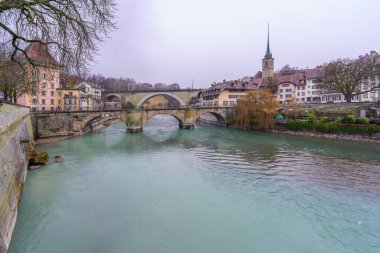 Bern, İsviçre - 22 Şubat 2023: Aare Nehri, Untertorbrucke Köprüsü, Nydegg Köprüsü, Nydeggkirche Kilisesi, Bern, İsviçre