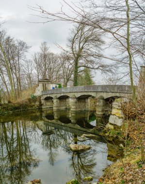 Monza, İtalya - 24 Şubat 2023: Monza Parkı 'ndaki Lambro Nehri, Ponte di Pietra Köprüsü, kış günü. Monza, Lombardy, Kuzey İtalya