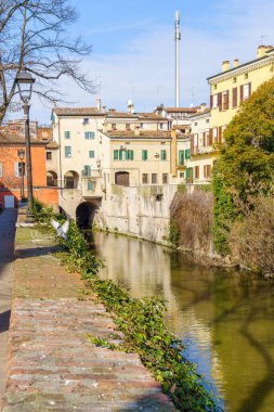 Mantua (Mantova), Lombardy, Kuzey İtalya 'daki Giardini di Vicolo Sottoriva (sokak, bahçe, kanal) manzarası