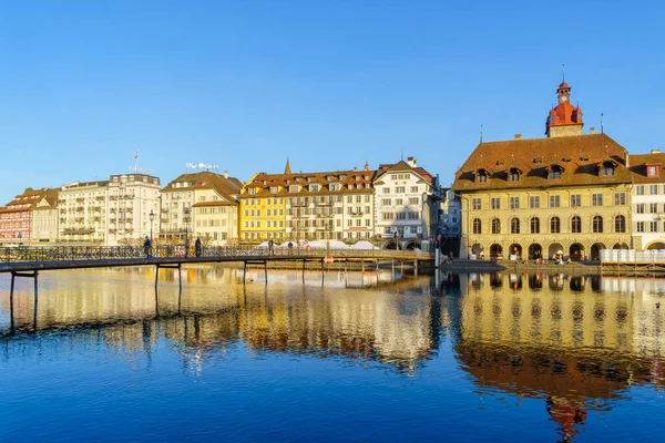 瑞士卢塞恩 Lucerne 2023年2月20日 瑞士卢塞恩 Lucerne 的卢斯河景观 包括各种建筑 当地人和游客 — 图库照片