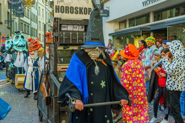 Lucerne, İsviçre - 21 Şubat 2023: Fasnacht Karnavalı 'nda (Luzern), İsviçre' de, bazıları kostümlü, katılımcı ve diğerleriyle dolu sokaklar