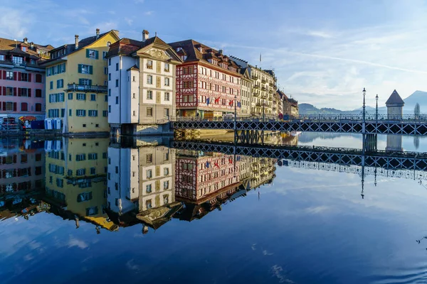 Lucerna Szwajcaria Lutego 2023 Widok Rzekę Reuss Różnymi Budynkami Mieszkańcami — Zdjęcie stockowe