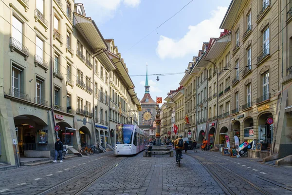 Берн Швейцария Февраля 2023 Года Вид Улицу Марктгассе Трамваем Фонтаном — стоковое фото