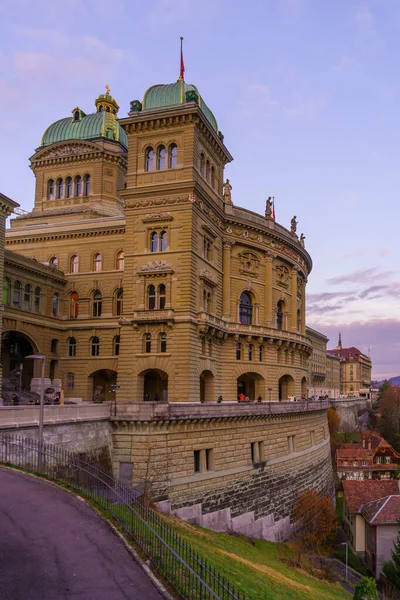 Bern Schweiz Februari 2023 Solnedgång Syn Parlamentsbyggnaden Bundeshaus Med Lokalbefolkningen — Stockfoto