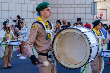 Hayfa, İsrail - 15 Nisan 2023: İzci grubu, İsrail 'in Hayfa kentinde düzenlenen Ortodoks Paskalya kutlamalarının bir parçası olan Kutsal Cumartesi geçit törenine katıldı