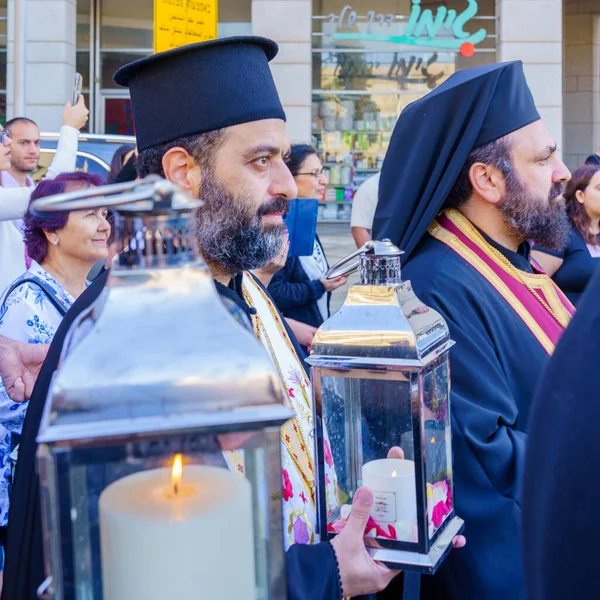 イスラエルのハイファ 2023年4月15日 イスラエルのハイファでの正教会のイースターのお祝いの一部である聖土曜日のパレード中に 司祭と地元の人々が聖なる火を運ぶ — ストック写真