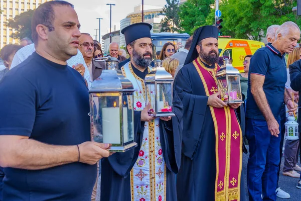 Haifa Izrael Dubna 2023 Kněz Místní Obyvatelé Nesoucí Svatý Oheň — Stock fotografie