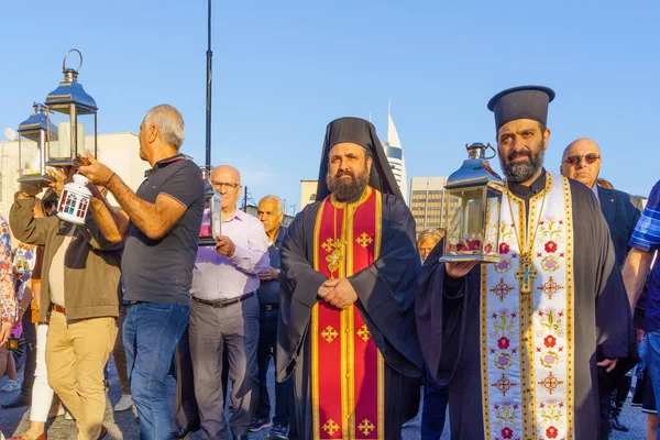 Haifa Izrael Dubna 2023 Kněz Místní Obyvatelé Nesoucí Svatý Oheň — Stock fotografie