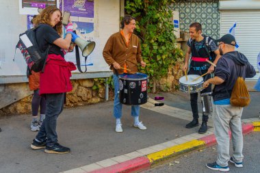 Hayfa, İsrail - 22 Nisan 2023: İşgal ve hükümetin Hayfa, İsrail 'deki planlarına karşı çeşitli pankartlar, pankartlar ve bayraklarla protesto yürüyüşü