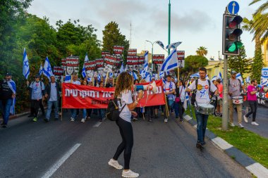 Hayfa, İsrail - 22 Nisan 2023: Hayfa, İsrail 'de antidemokratik olduğunu iddia eden hükümetin planlarına karşı çeşitli pankartlar, pankartlar ve bayraklarla protesto yürüyüşü