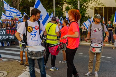 Hayfa, İsrail - 22 Nisan 2023: Hayfa, İsrail 'de antidemokratik olduğunu iddia eden hükümetin planlarına karşı çeşitli pankartlar, pankartlar ve bayraklarla protesto yürüyüşü