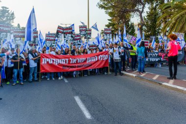 Hayfa, İsrail - 22 Nisan 2023: Hayfa, İsrail 'de düzenlenen protesto yürüyüşü, hükümetin antidemokratik olduğunu iddia eden planlarını protesto etmek amacıyla çeşitli işaretlerle aileleri yaktı.