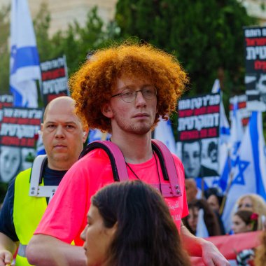 Hayfa, İsrail - 22 Nisan 2023: Hayfa, İsrail 'de antidemokratik olduğunu iddia eden hükümetin planlarına karşı çeşitli pankartlar, pankartlar ve bayraklarla protesto yürüyüşü