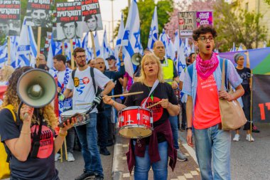 Hayfa, İsrail - 22 Nisan 2023: Hayfa, İsrail 'de antidemokratik olduğunu iddia eden hükümetin planlarına karşı çeşitli pankartlar, pankartlar ve bayraklarla protesto yürüyüşü