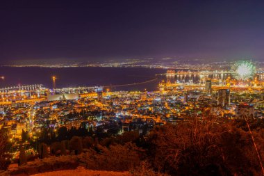 İsrail 'in 75. Bağımsızlık Günü havai fişek gösterisi, Bahai tapınağı ve bahçeleri, şehir merkezi ve liman, Hayfa, Kuzey İsrail