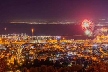 İsrail 'in 75. Bağımsızlık Günü havai fişek gösterisi, Bahai tapınağı ve bahçeleri, şehir merkezi ve liman, Hayfa, Kuzey İsrail