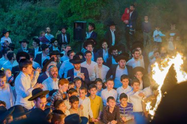 Hayfa, İsrail - 08 Mayıs 2023: Ultra-Ortodoks Yahudiler, İsrail 'in Hayfa kentindeki yıllık Lag-BaÖmer bayramını kutlamak için ateşin etrafında toplandılar