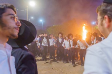 Hayfa, İsrail - 08 Mayıs 2023: Genç Ultra Ortodoks Yahudiler Hayfa, İsrail 'de düzenlenen yıllık Lag-BaÖmer Bayramını kutlamak için daireler çizerek dans ediyorlar