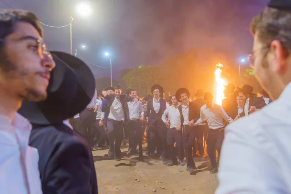 イスラエルのハイファ 2023年5月8日 イスラエルのハイファで毎年恒例のラグ バオメールの休日を祝うために 若い超正統派ユダヤ人が輪になって踊ります — ストック写真