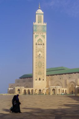 Kazablanka, Fas - 30 Mart 2023: Hassan II Camii 'nin yerel kadınlarla birlikte Kazablanka, Fas' ta manzarası