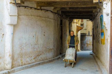 Fes, Fas - 31 Mart 2023: Fas 'taki eski Medine' de yerel bir sokak manzarası