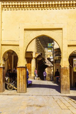 Fes, Fas - 31 Mart 2023: Fes, Fas 'ta yerel halk ve ziyaretçilerle Bab Sid Laouad Plaza' nın görüntüsü