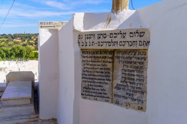 Fes, Fas - 31 Mart 2023 Fas 'taki Yahudi Mezarlığı' ndaki mezar taşlarının görüntüsü