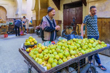 Fes, Fas - 31 Mart 2023 Semmarin Medina Kapısı yakınlarındaki sokak manzarası, Fes, Fas 'ta yerli halk ve ziyaretçilerle