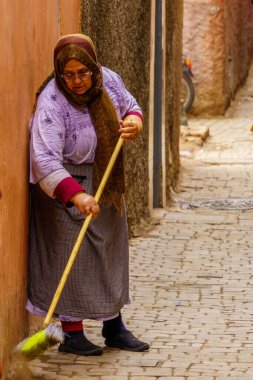 Marakeş, Fas - 5 Nisan 2023: Marakeş, Fas Medine 'de yerel halk ve ziyaretçilerle sokak sahnesi