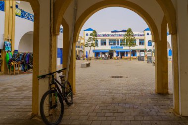 Essaouira, Fas - Nisan 06, 2023: Essaouira (Mogador), Fas 'taki tipik binaların manzarası