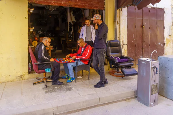 Fes Μαρόκο Μαρτίου 2023 Άποψη Σοκάκι Ντόπιους Παίζουν Τάβλι Στο — Φωτογραφία Αρχείου