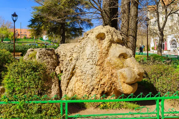 Ifrane Marokko April 2023 Zicht Het Leeuwenmonument Met Bezoekers Ifrane — Stockfoto
