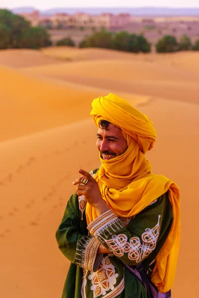 モロッコのメルズーガ 2023年4月1日 モロッコのサハラ砂漠のメルズーガ砂丘にある地元のラクダハンドラーの肖像 — ストック写真