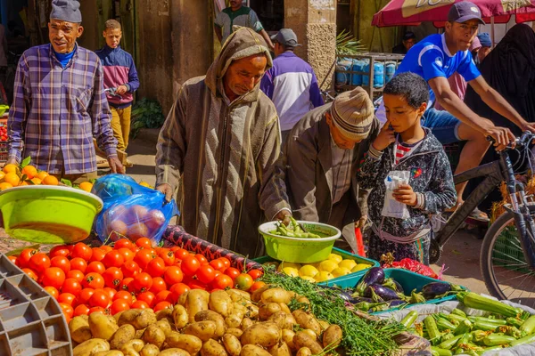 Rissani Morocco April 2023 Market Scene Vegetable Stalls Sellers Shoppers — Stock Photo, Image