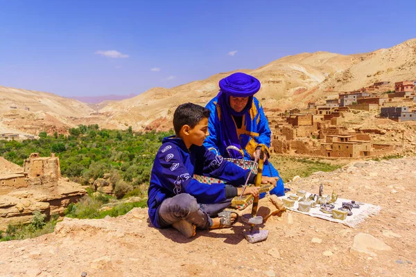 Telouet Marruecos Abril 2023 Vista Padre Hijo Produciendo Vendiendo Artesanías — Foto de Stock