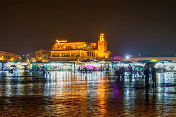 Марракеш Марокко Апреля 2023 Года Дождевая Ночная Сцена Площади Джемаа — стоковое фото