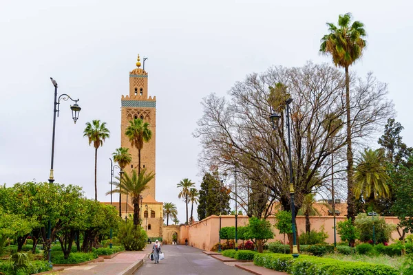 Marrakech Marruecos Abril 2023 Vista Histórica Mezquita Kutubiyya Con Lugareños — Foto de Stock